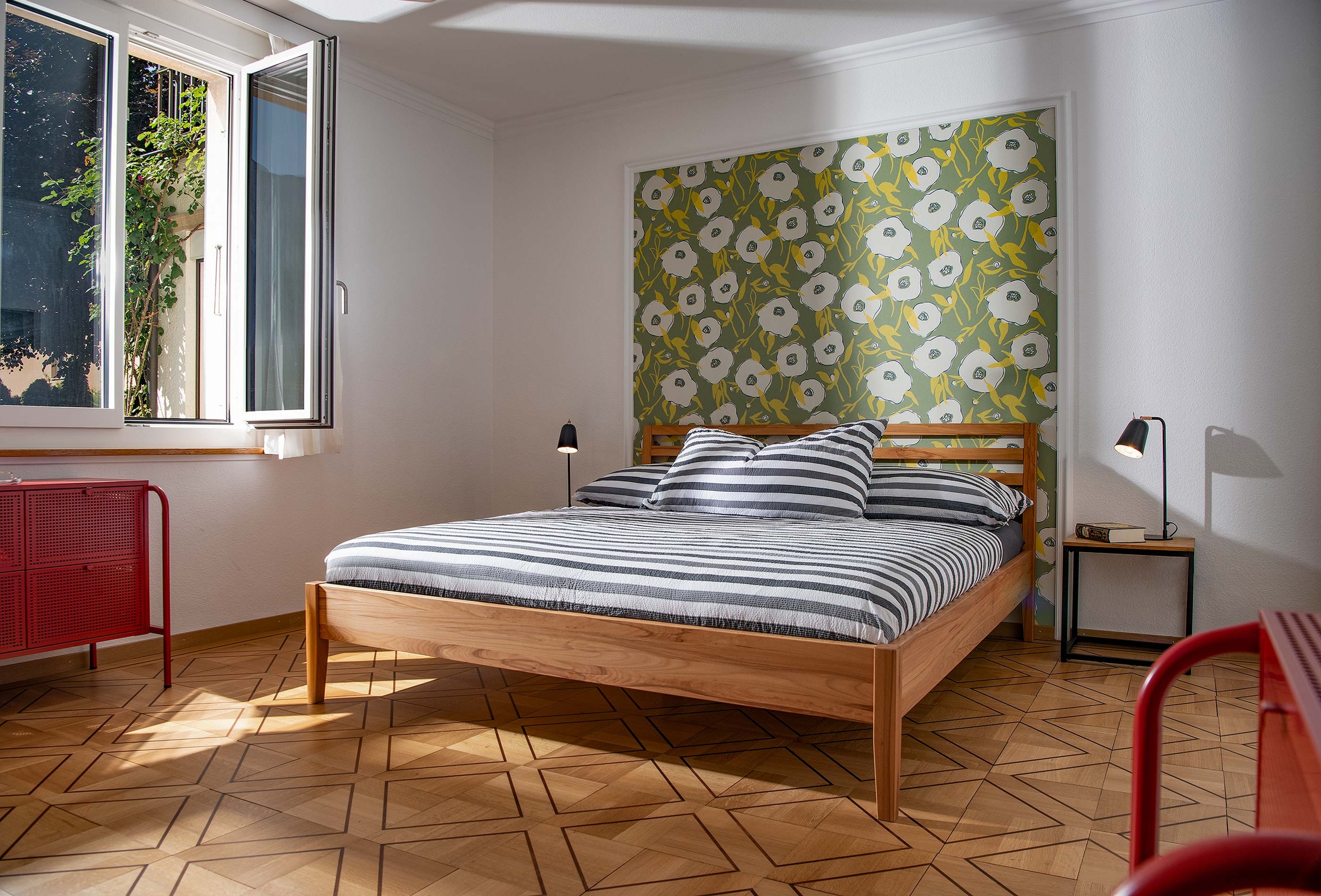 Bett mit kretiver Wandtapette Boutique Villa J87 Interlaken